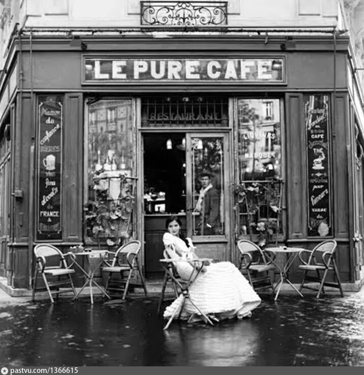 Женщина у витрины магазина. Мимо домов и витрин. Шла мимо витрины с книгами. Девушка возле витрины. Человек у витрины.