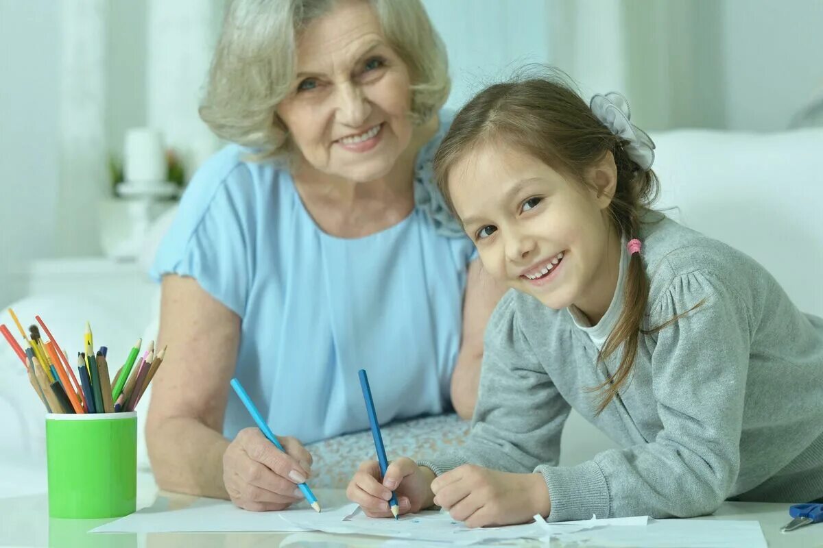 Бабушки делают уроки. Бабушка и внучка. Уроки с бабушкой. Бабушка с внучкой учат уроки. Бабушка и внук уроки.