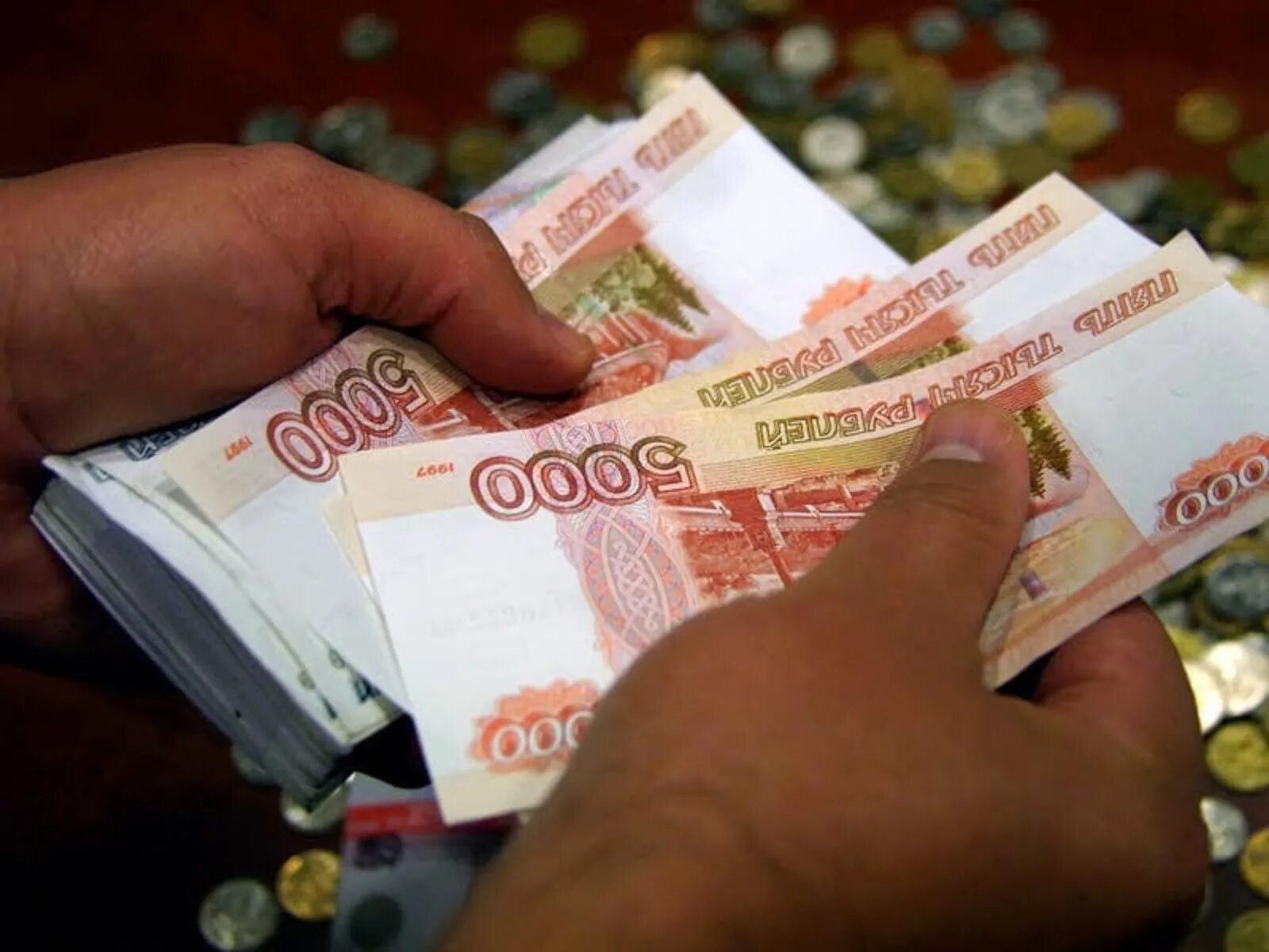 250 тысяч фото. Пачка купюр на столе. 200 тысяч рублей. 250 тысяч для самозанятых. Ловушка низкого дохода.