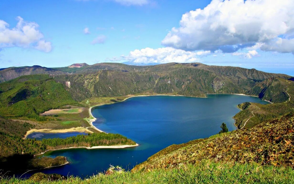 Озеро гуатавита колумбия. Озеро лагоа мирин. Озеро патус. Озеро лагоа мирин. Лагоа-мирин озеро бразилия.