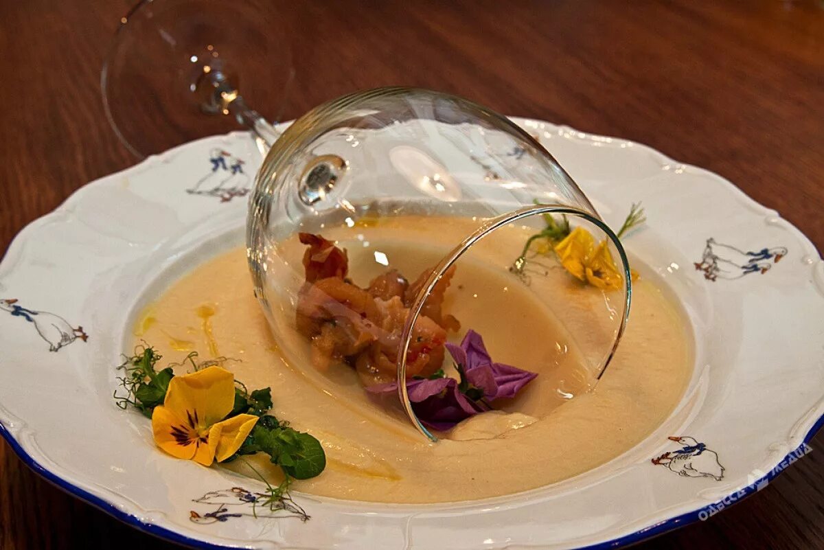 эффектная подача блюд. оригинальные блюда ресторанов. оригинальные блюда ресторанов. оливье мишлен. ресторанная подача салатов.