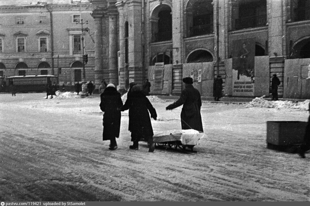 Голод в петербурге. Блокада Ленинграда зима 1942. Дворы блокадного Ленинграда.