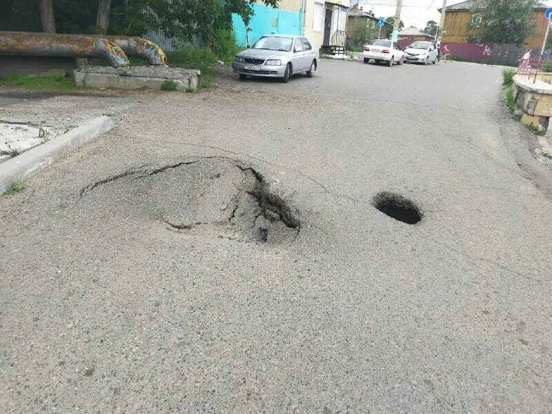 яма небольшая. яма в земле. ямы во дворе. яма в лесу. дачный туалет с выгребной ямой.