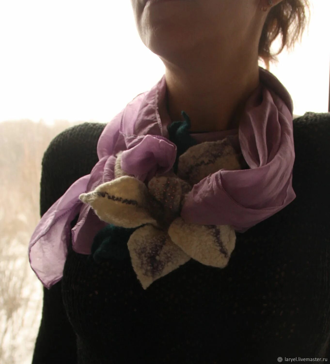 Батик платки с весенними цветами. Цветок из платка на шею. Фиолетовый шарф. Бант из шарфа на шее. Цветок из шарфа на шею.