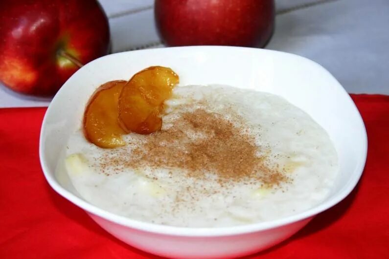 Диетические рекомендации при синдроме раздраженного кишечника. Какие фрукты можно есть при диарее и поносе. Питание после отравления. Рисовая каша с яблоками. Блюда при рвоте.