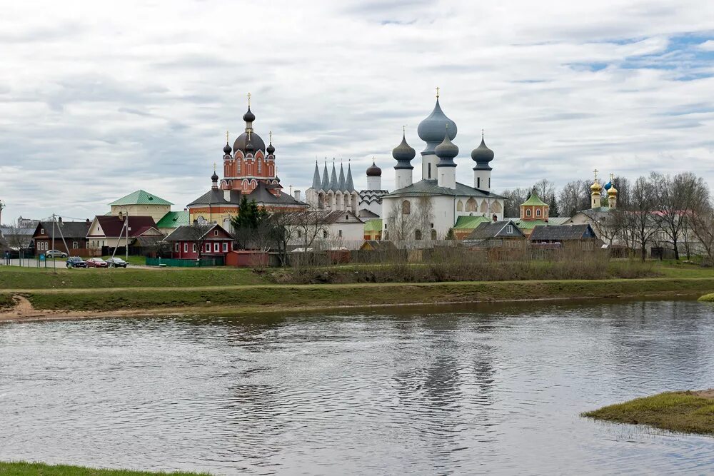 тихвин город. тихвинский монастырь осенью.