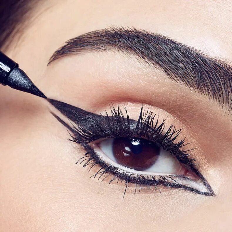 Black eyeliner. Подводка для глаз. Макияж с подводкой. Самые красивые стрелки на глазах. Красивые стрелки подводкой.