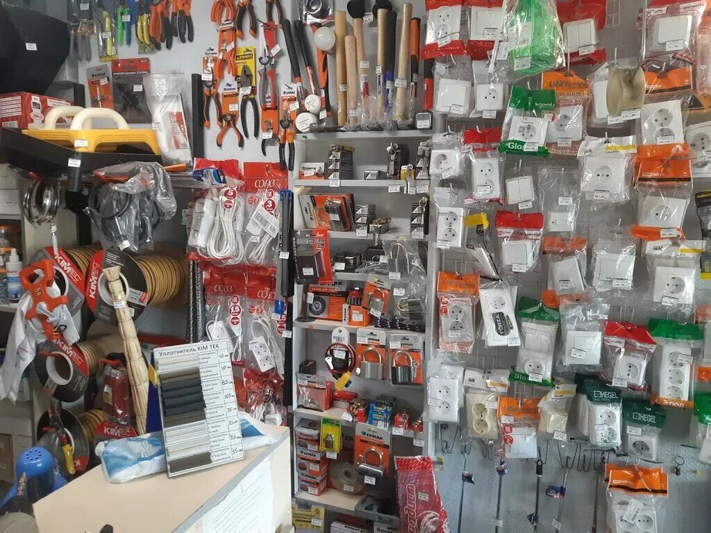 магазин умный крепеж в курске. крепëжный магазин, курск. вывеска на магазин строительных материалов. 179а. дериглазова 31 курск.