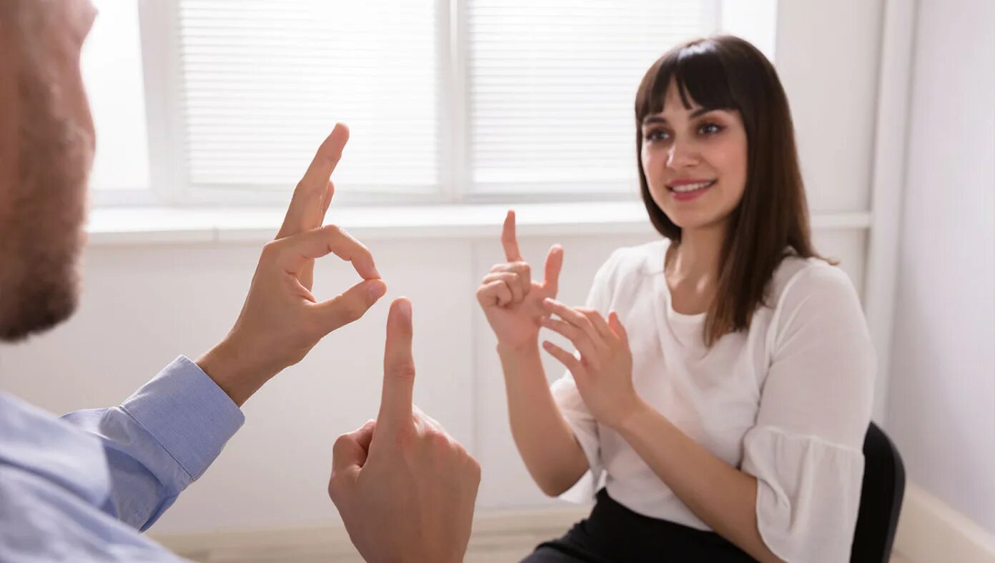 Девочка машет подруге. Молодежь здоровается. Селфитис. Человек показывает два пальца. Окей жест рукой.