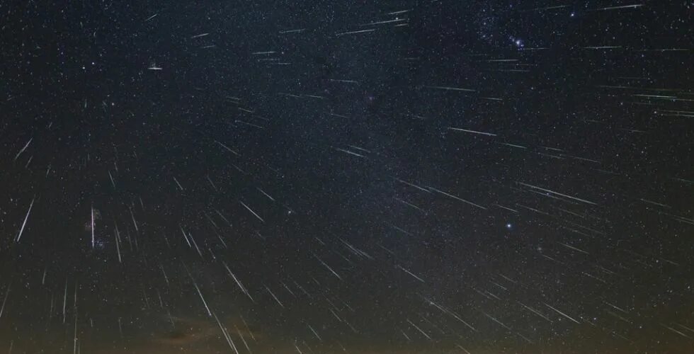 Когда метеоритный дождь в августе 2025. Метеорный поток геминиды. звездопад геминиды 2025. метеорный поток геминиды — 13 декабря. метеорный дождь геминиды.