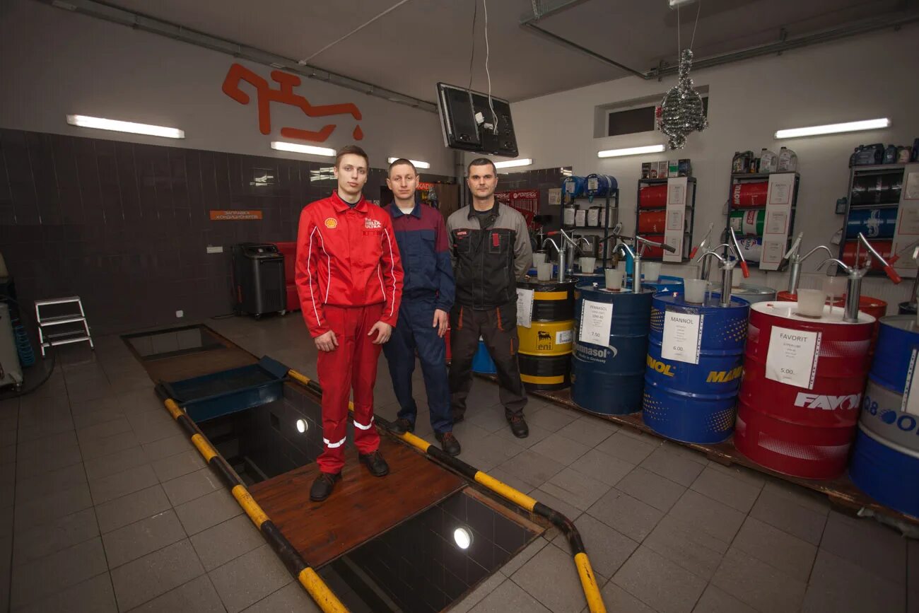 Светофор масло моторное 5w40 синтетика. Станция по замене масла. Масло могилев. Масло prista shpd 10w 40. Пункт замены масла интересный дизайн.