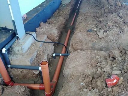 Укладываем канализационные трубы в частном доме