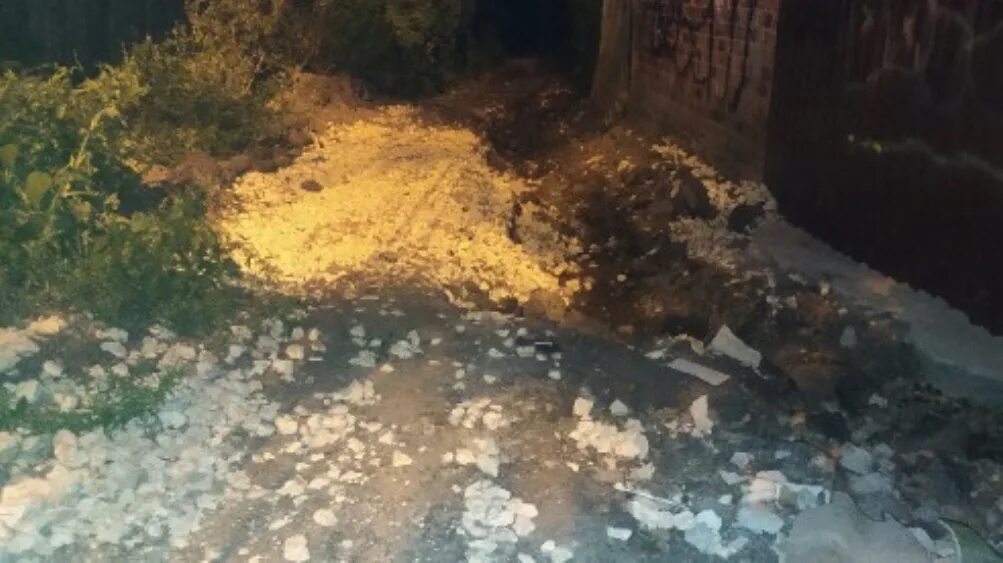 Дожди так размыли дорогу что дальше пришлось