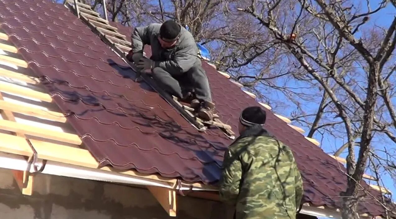 Укладка металлочерепицы. Крыша металлочерепица монтаж. Перекрыть металлочерепицу. Металлочерепица монтаж. Кровля под металлочерепицу.