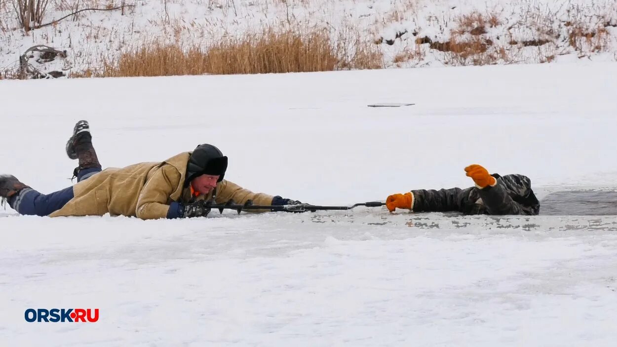 Полдень против провалился. Рыбак провалился под лед. Мужчина провалился под лед.
