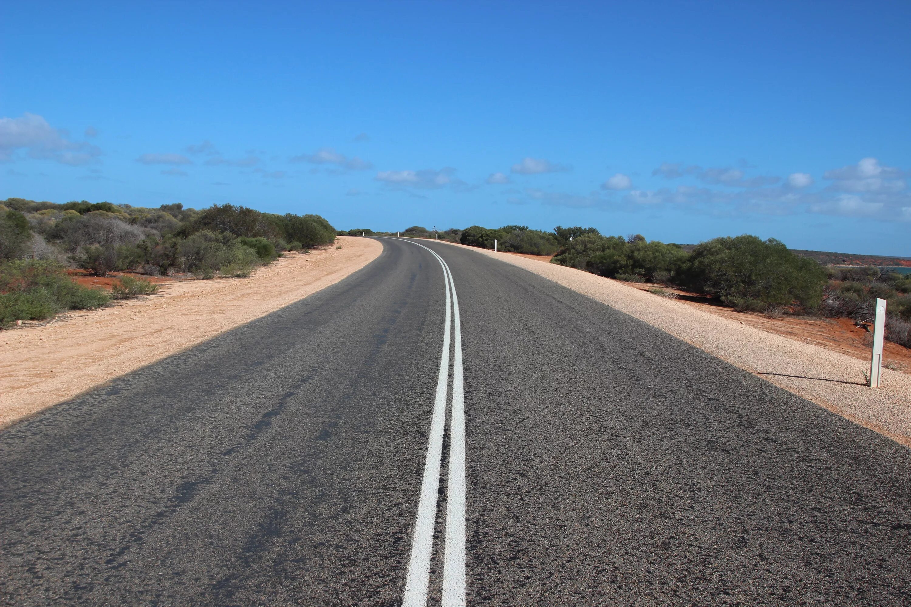 Узкая обочина. Летняя дорога. Дорога асфальт. Узкая обочина. Обочина дороги в городе.