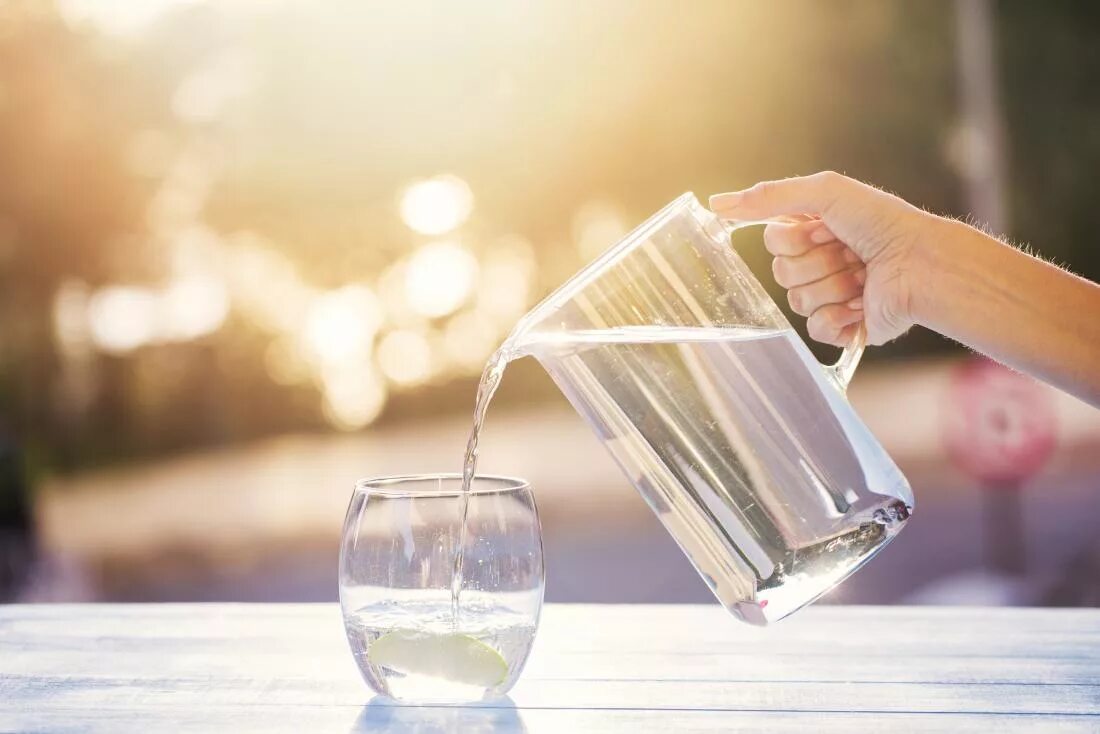 Life is a drink. Стакан воды в руке. Воду наливают в стакан. Питьевая вода. Вода питьевая в стакане.