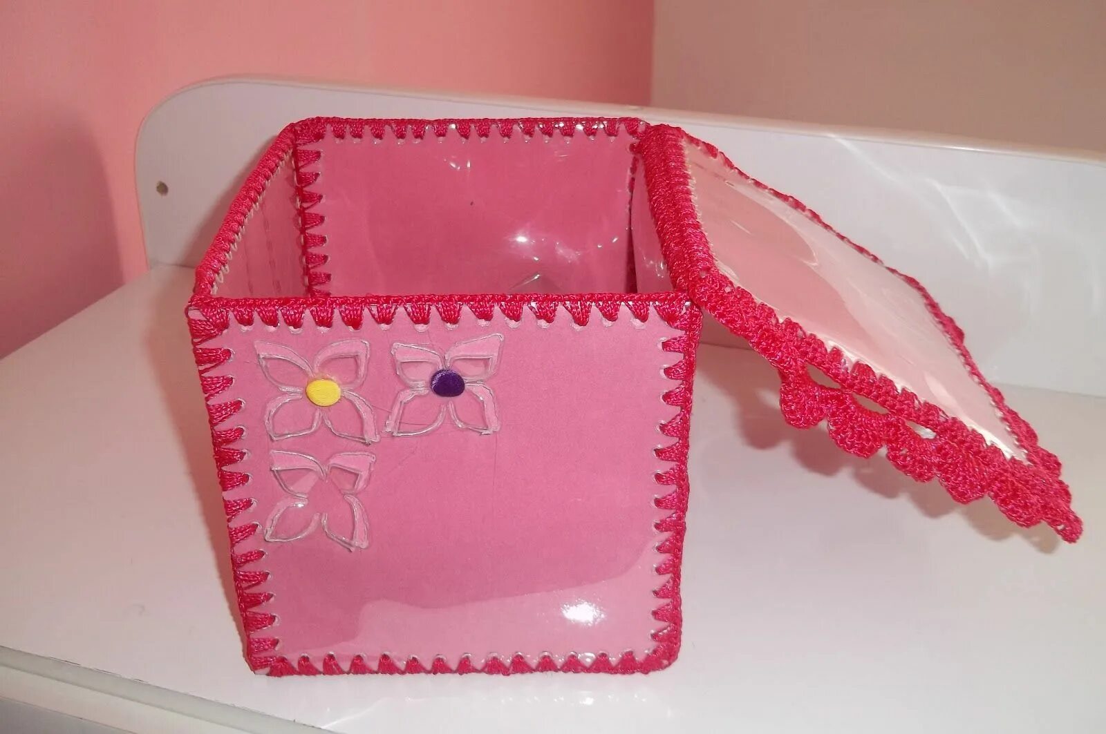 поделки из пластиковых коробок. поделка аквариум. шкатулки из пластмассовых бутылок. поделки из пластиковых коробок лёгкие. декор пластиковых коробок для хранения.