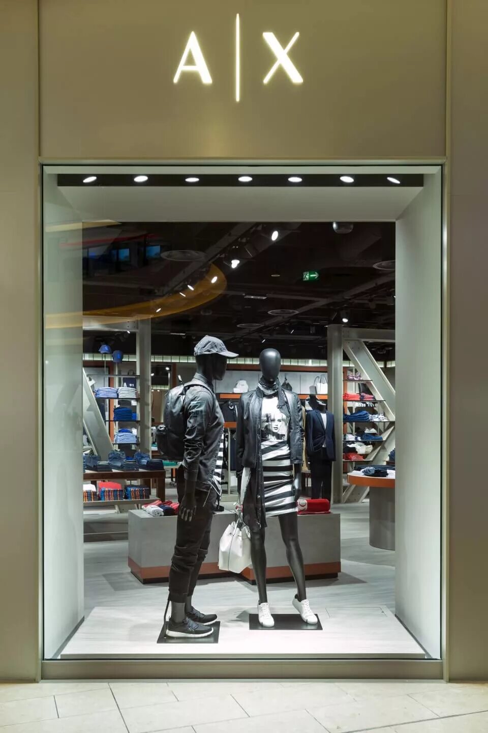 Магазин Армани эксчендж. Пакет Армани эксчендж. Armani Exchange СПБ. Armani Exchange Атриум. Armani exchange outlet