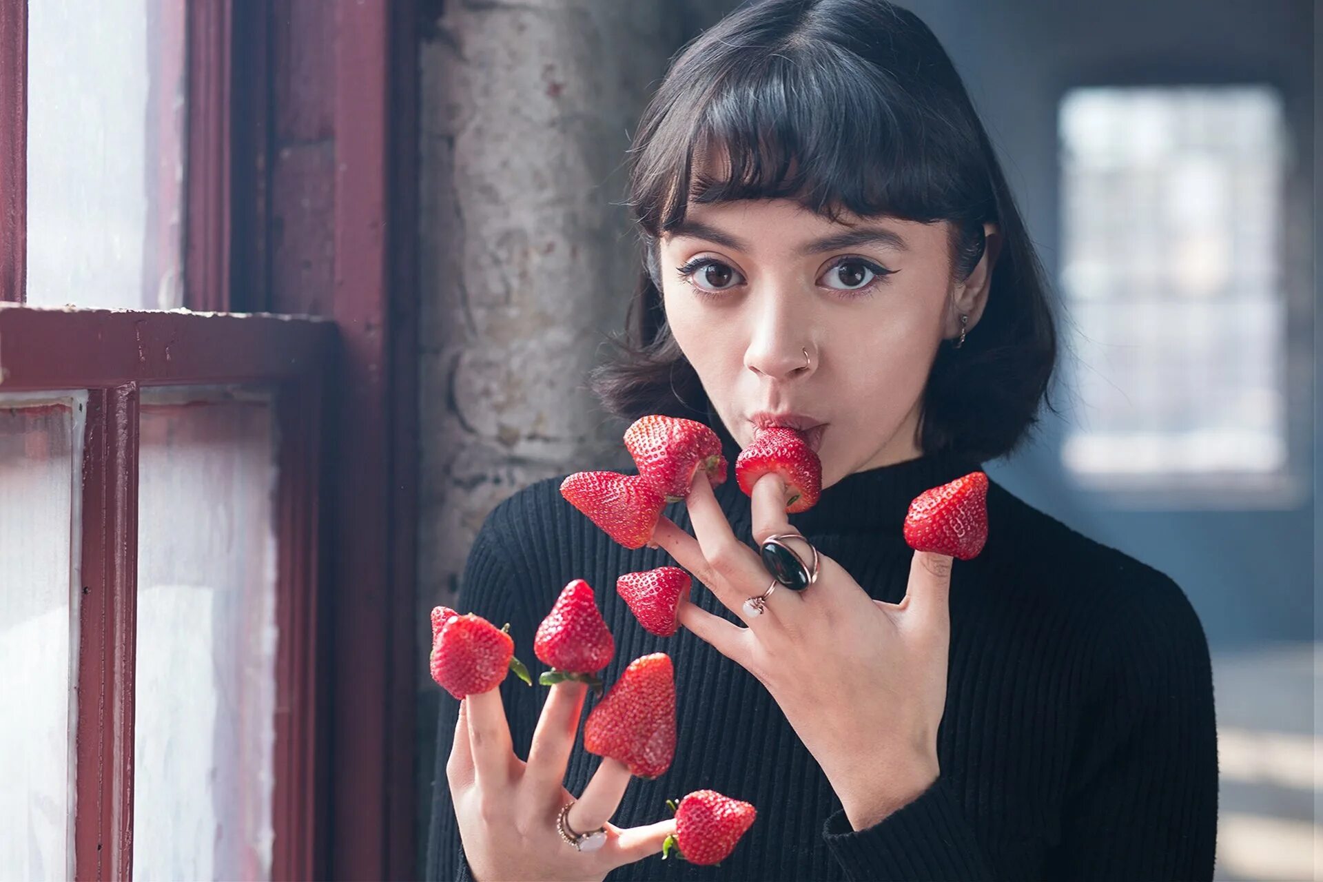 Ягодка ест ягодку. Девушка с клубникой. Фотосессия с клубникой. Девушка с ягодами. Фотосессия с ягодами.