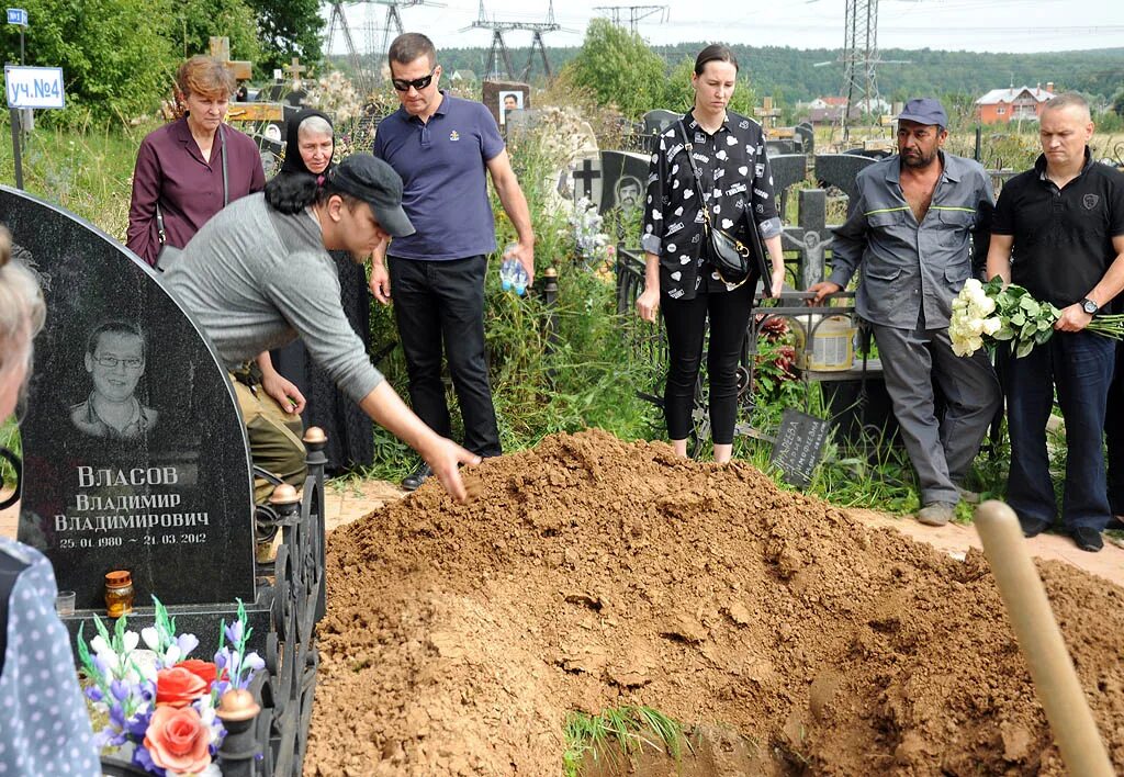 И гроб опущен уж. Стихи о войне на 9 мая. И гроб опущен уж. Нам не дано спокойно сгнить в могиле. Могила чигатая.