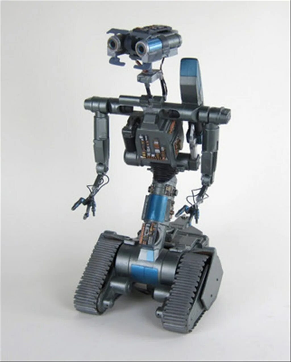 Robot short. Short circuit Johnny 5 робот. Джонни 5 короткое замыкание. Робот Джонни 5 игрушка.