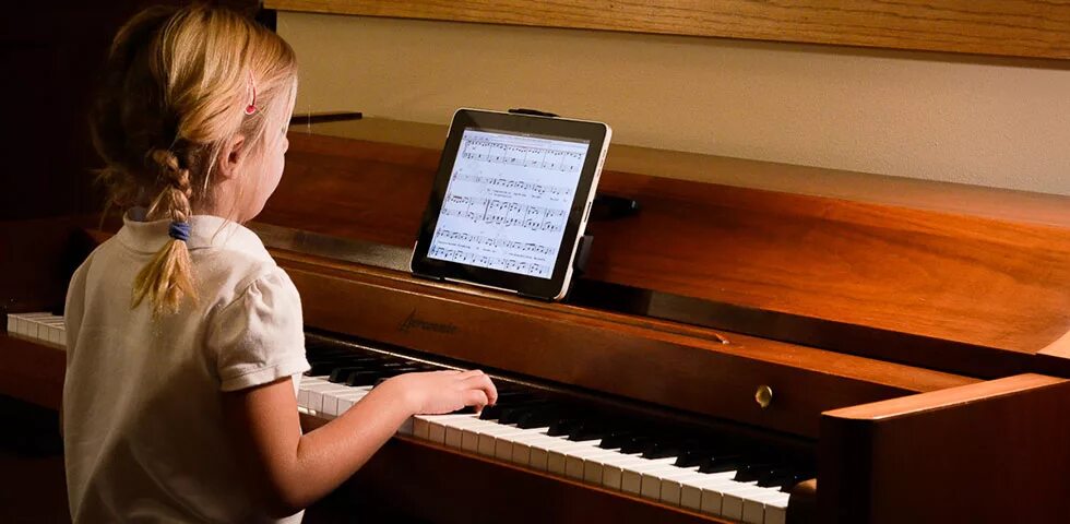 Sister play piano