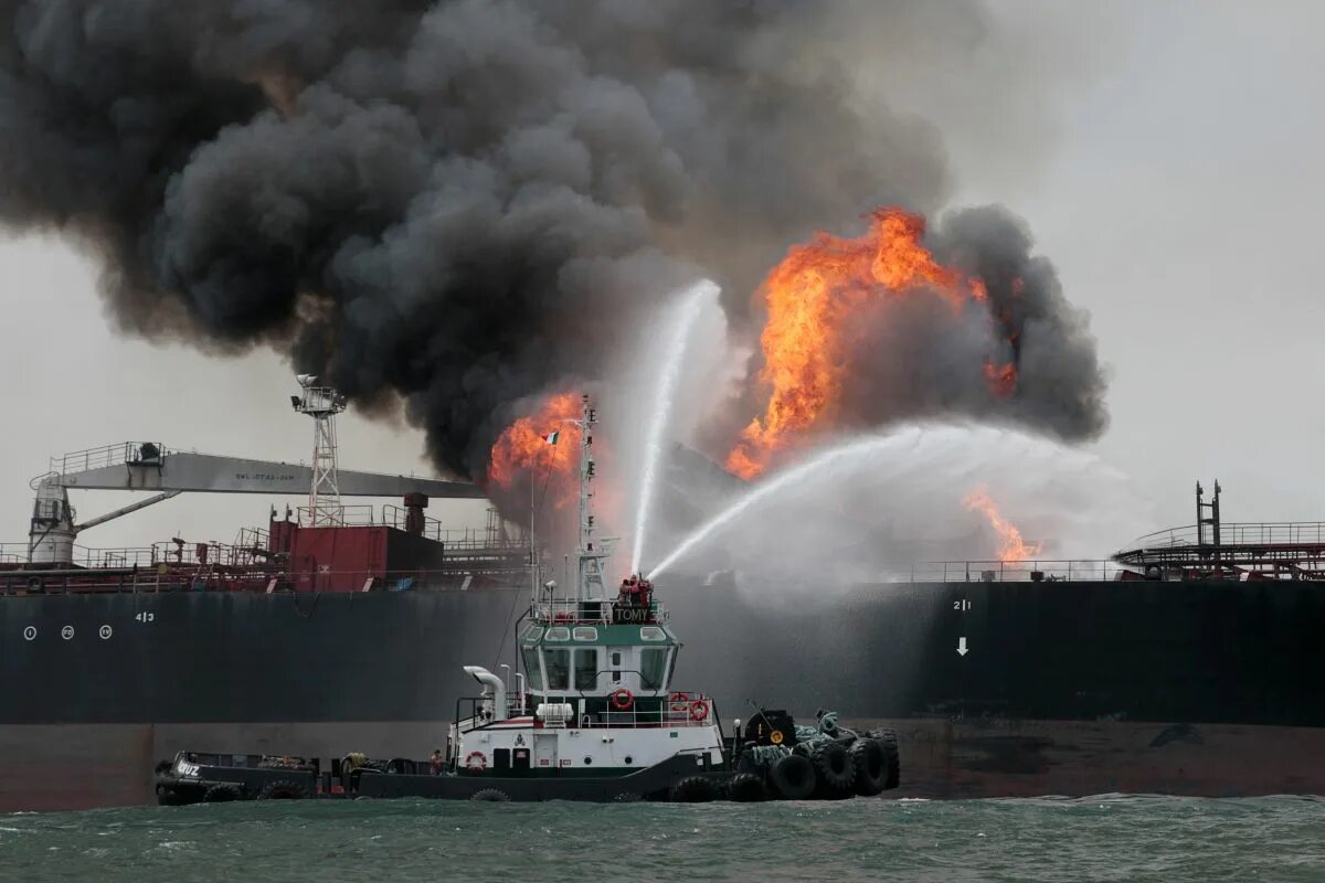 Борьба с судами. Пожар на корабле в Керченском проливе. Горящий танкер в Керченском проливе. Горящие танкеры в Керченском проливе. Пожары на морских судах.