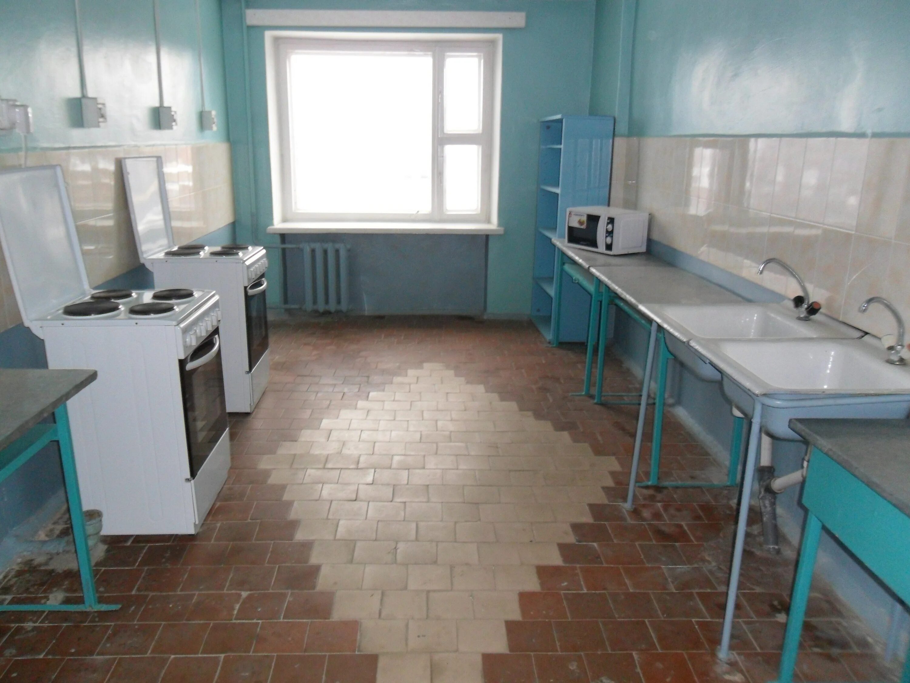 Кухня в общежитии. Кухня в студенческом общежитии. Кухня в общежитии дизайн. Общая кухня в общежитии