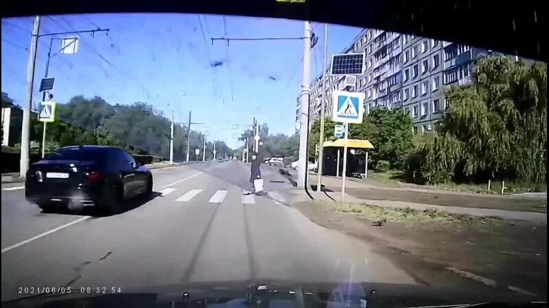 Чуть не установил. Видео семью чуть не сбили. Чуть не сбили на пешеходном переходе куда обратиться.