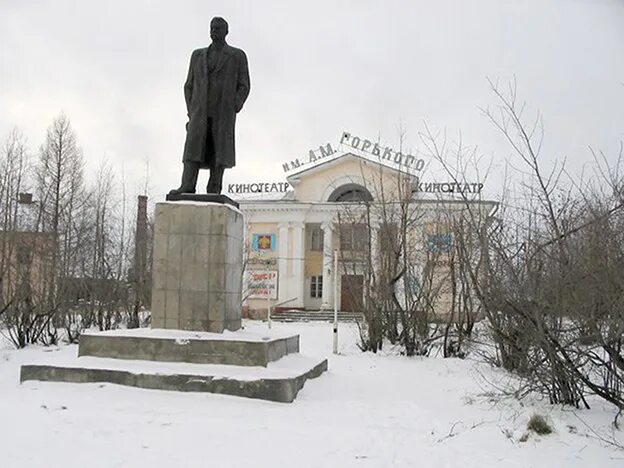 Кинотеатр горького печора. Город горький кинотеатр печоры. Памятник горькому в печоре. Памятник русанову в печоре. Площадь горького печора.