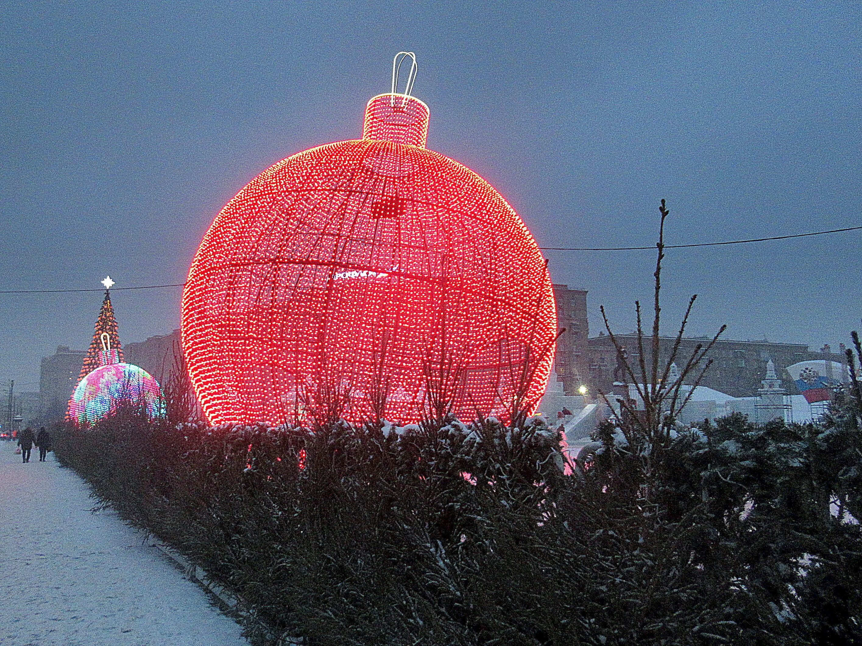 Москва шар адреса. Самый большой новогодний шар в мире. Новогодний шар Москва. Уличные новогодние шары больших размеров. 1 Большой шар новогодний.