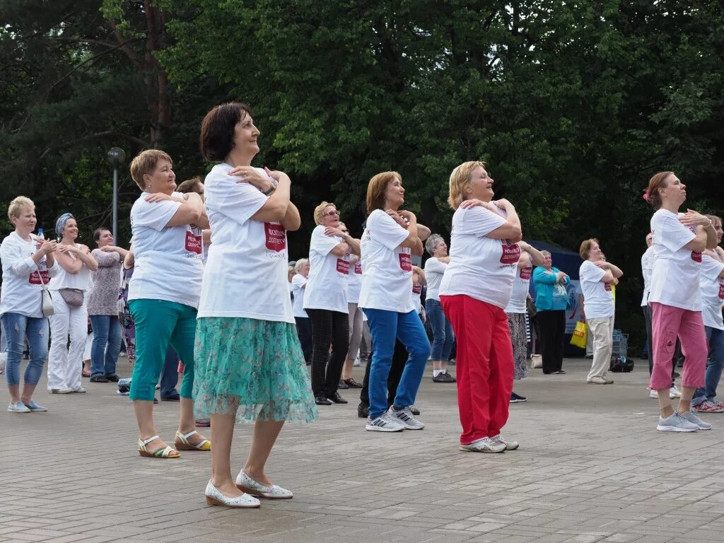 Свежий воздух москва. Московское долголетие Тушино. Московское долголетие занятия на свежем воздухе. Бабушкинский парк танцы для пенсионеров.