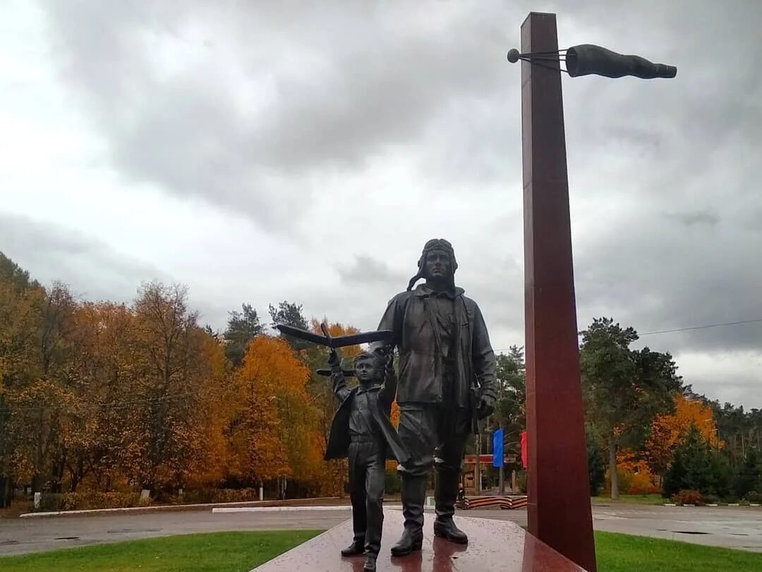 Г жуковский м о. Жуковский город Московской области. Жуковский сквер Маяковского. Жуковский центр города. Город Жуковский памятники.