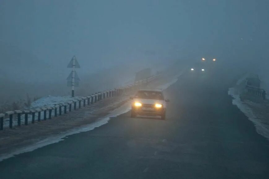 Зима туман. Гололед. Сильный туман на дороге. Мокрый снег. Сильный туман на дороге.