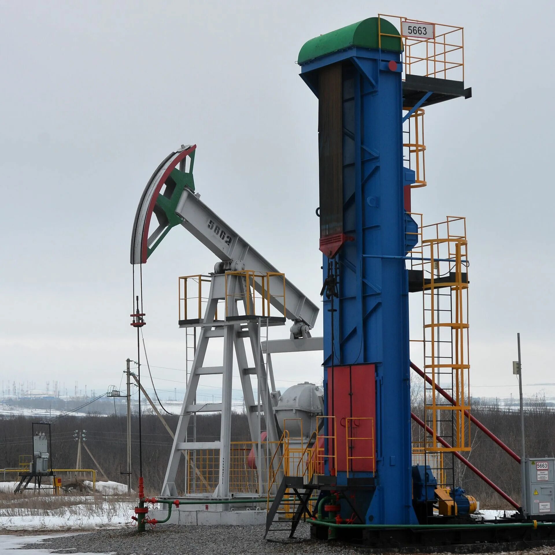 Нефтяная республика. Качалка нефти татнефть. Нефть республики коми. Лукойл пермь нефтедобыча. Нефтедобывающая промышленность республики коми.