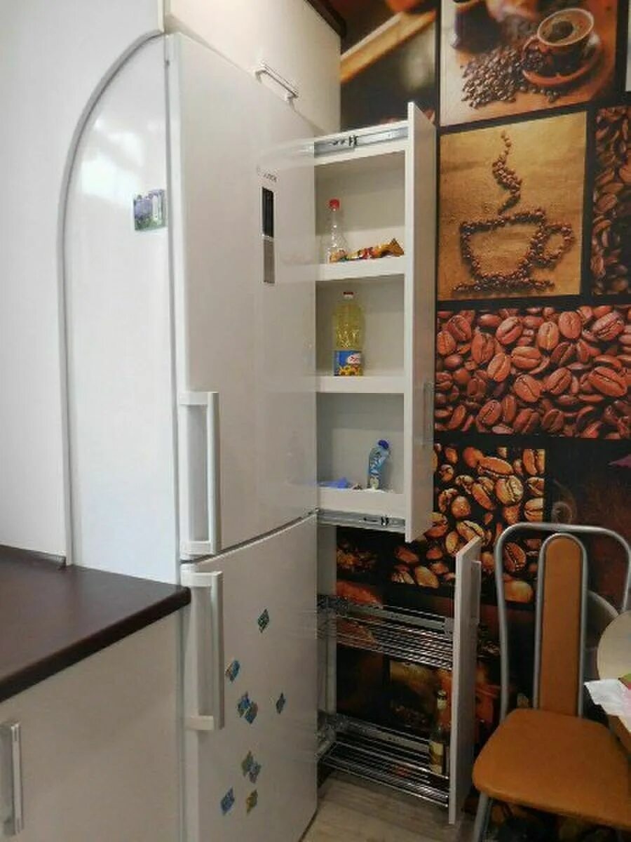 Как можно закрыть холодильник. Холодильник в маленькой кухне. Выдвижной шкаф около холодильника. Шкаф возле холодильника. Узкий холодильник для маленькой кухни.