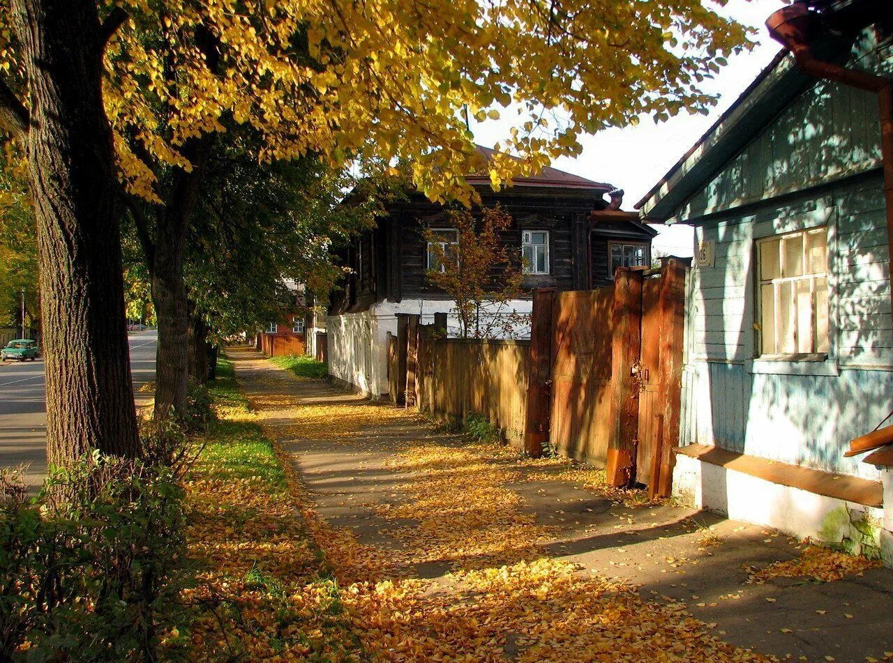 Расскажи городку. Город провинция в России захолустье. Тихие улочки Нижний Новгород. Челябинск окраина улочки. Деревенская улочка.