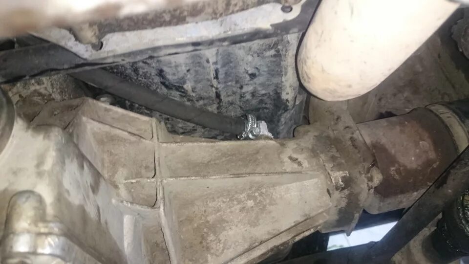 Замена сцепления. Сапуны кпп и рпм под капот - Chevrolet Niva, 1,7 л, 2012 года 