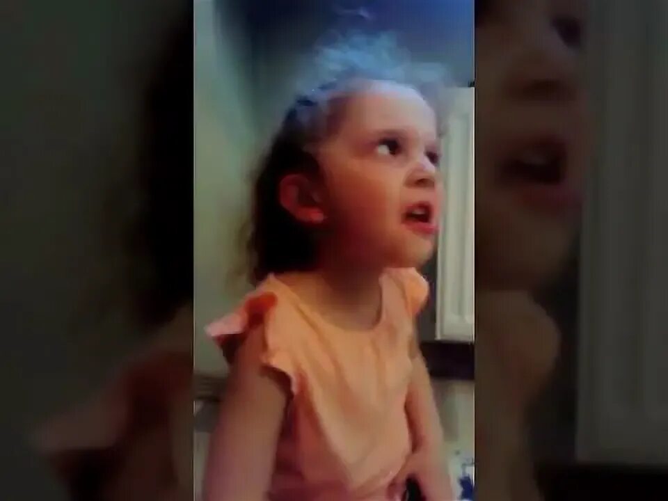 Девочка пукнула с подливой. Младшая сестра в туалете. Видео сестра в туалет. Подглядывание в ванной комнате. Подсмотренное в детской.