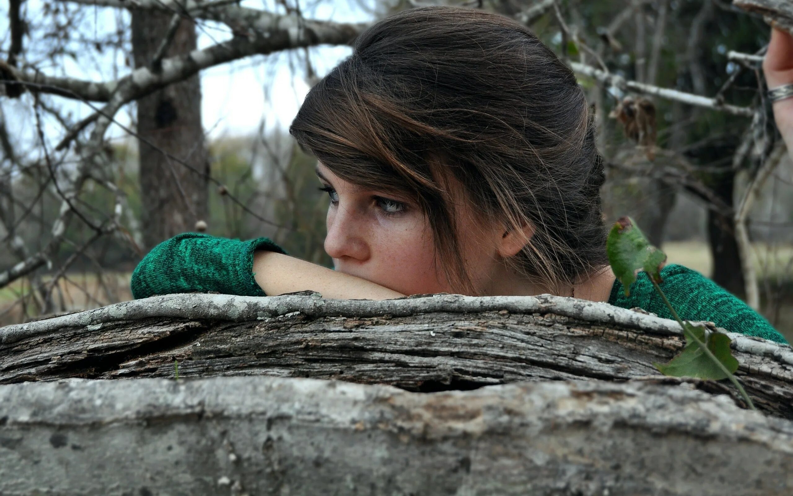 Обиженная природой. Ребенок девочка. Грустная девушка. Девушка заблудилась в лесу. Обиженный ребенок.