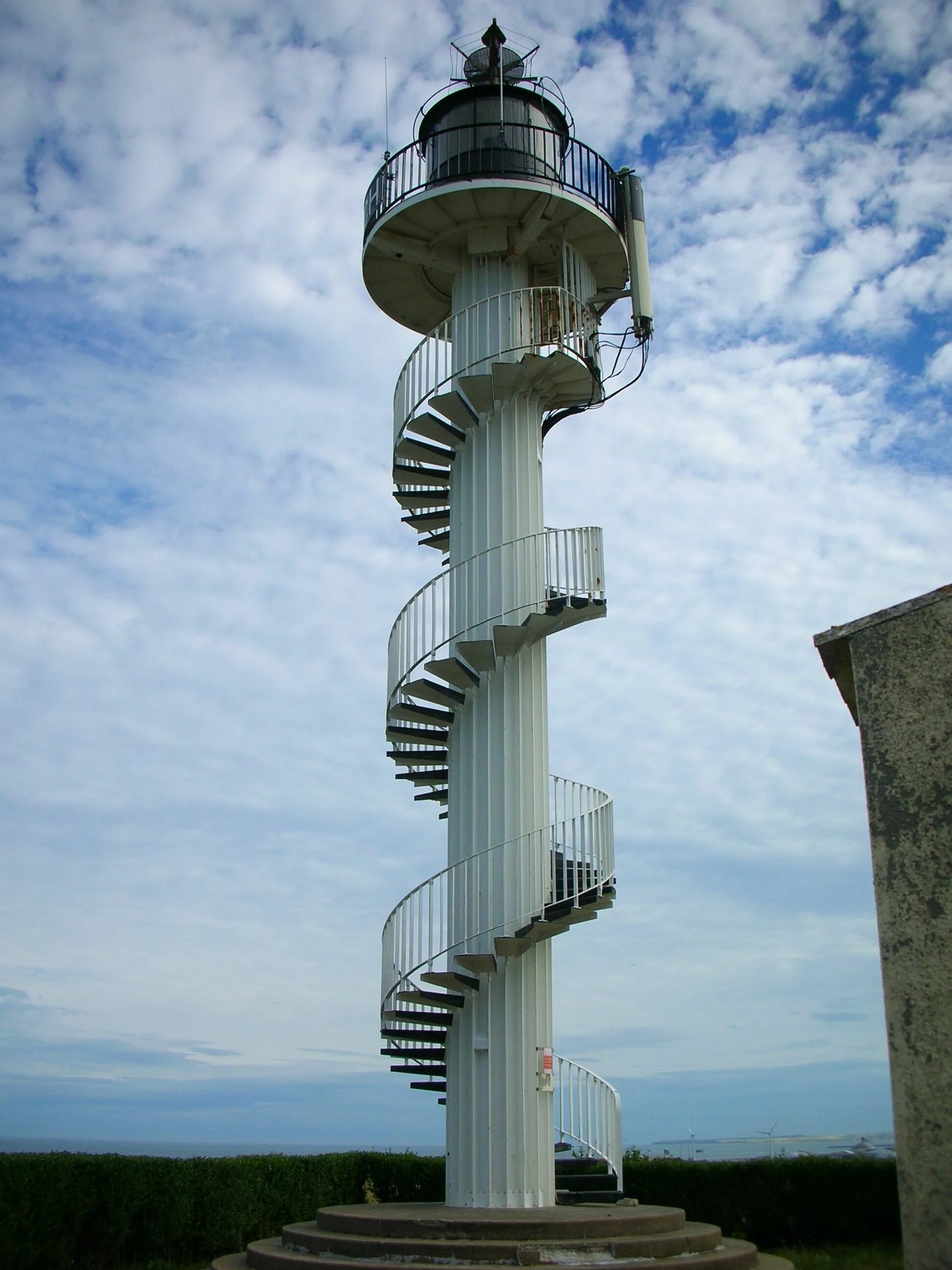 Водонапорная башня кировский район. Винтовая лестница в маяке. Водонапорная башня бекетовка. Винтовая лестница вокруг башни. Сторожевая башня крепости португалия.