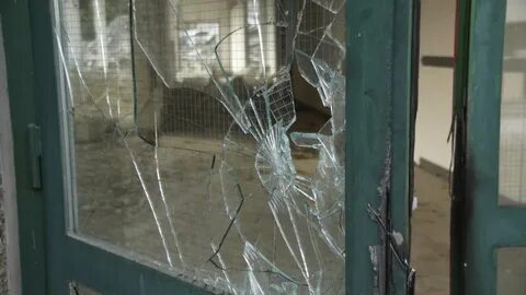 Вставить разбитое стекло в дверь