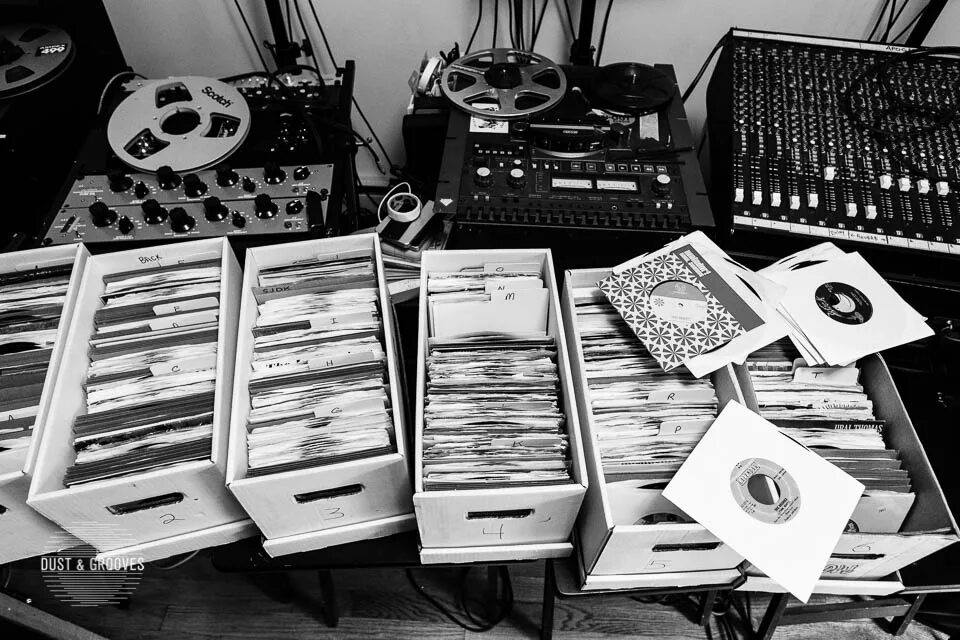 Музыкальная фонотека. Пластинка магазин фонотека. Слушали фонотека. Слушали фонотека. Виниловые пластинки.