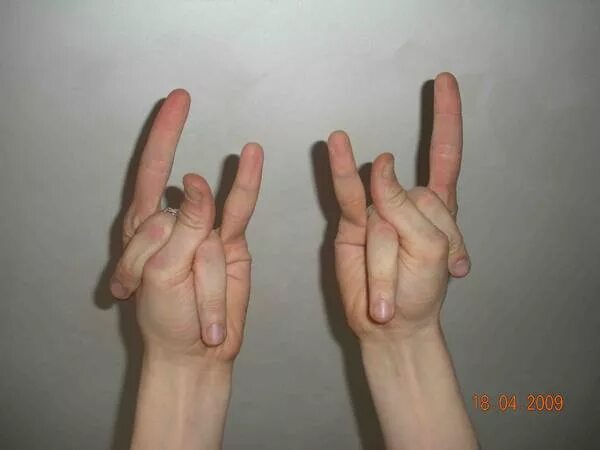 Что значит гни. Мудра большой и безымянный палец. Мудра большой палец и мизинец. Мудра большой и средний палец. Мудра с безымянным пальцем.
