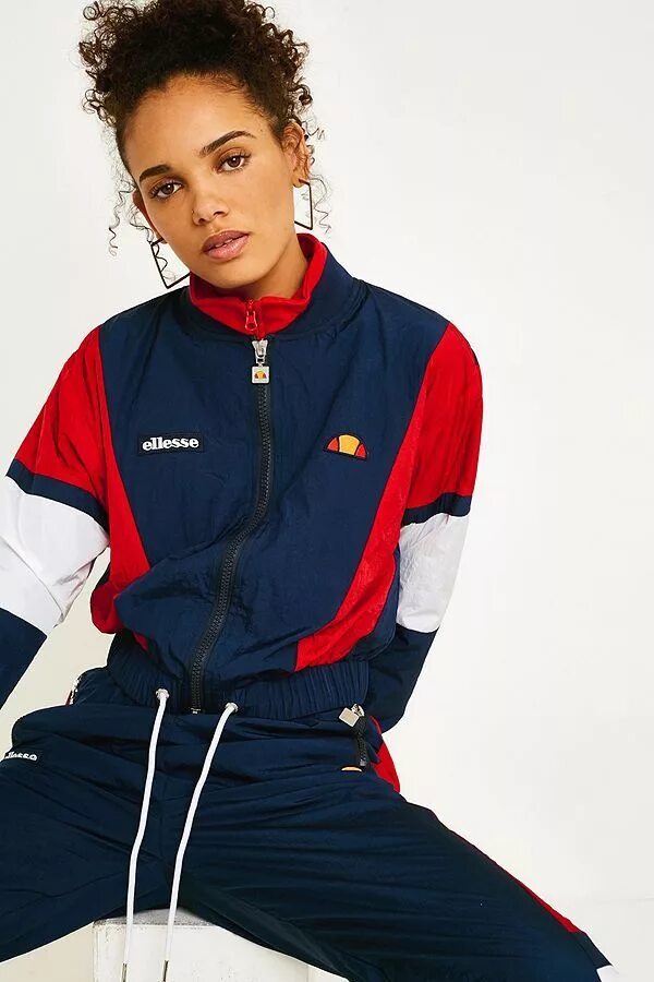 Ellesse женская одежда. Худи ellesse белое. Платье ellesse. Футболка ellesse женская двухцветная. Ellesse куртка анорак женская черная.