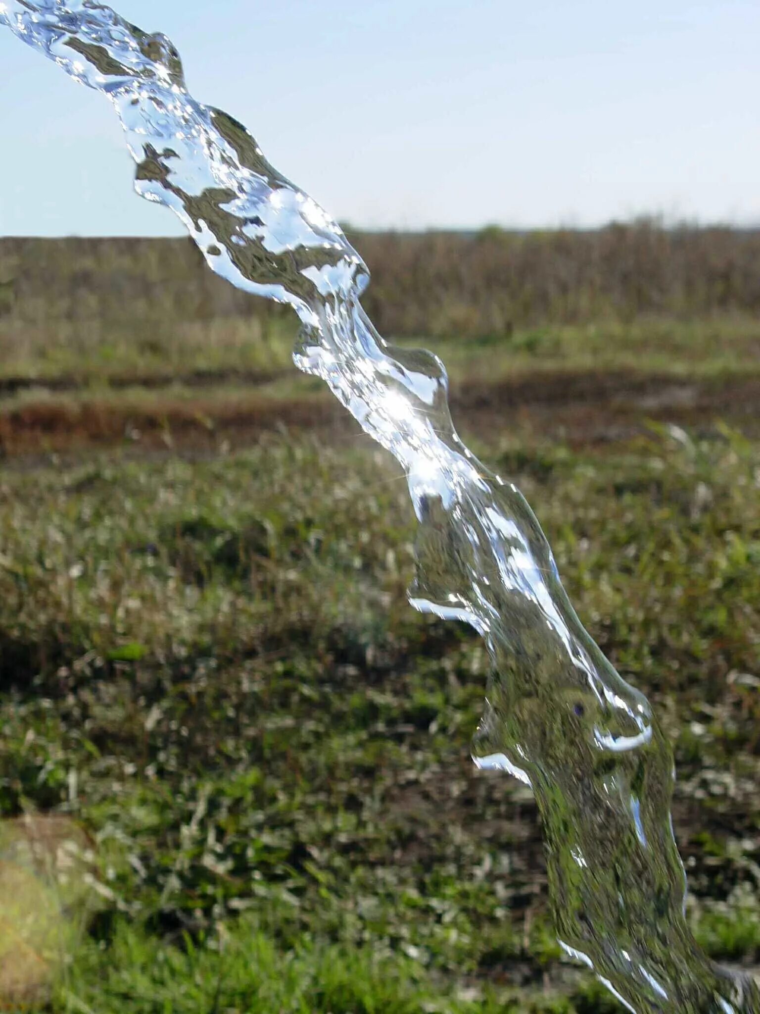 Струя воды. Струйка воды. Вода льется. Водяная струя. Направление струи воды