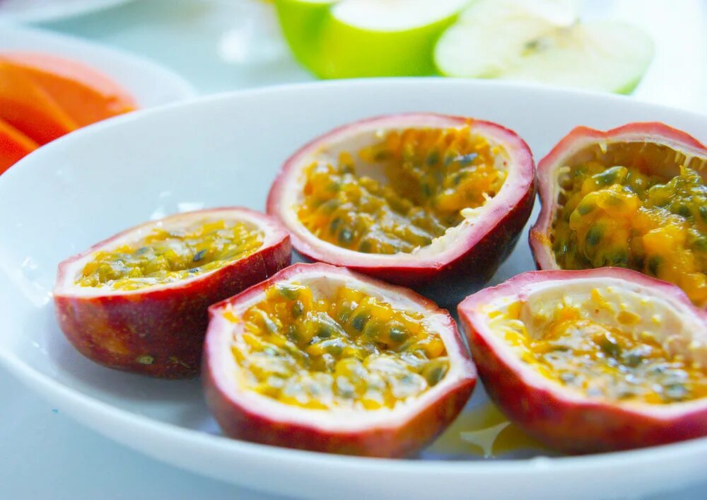 Как едят маракуйю. Маракуйя мякоть. Маракуйя в тарелке. Мякоть маракуйи esorp. Маракуйя очищенная.