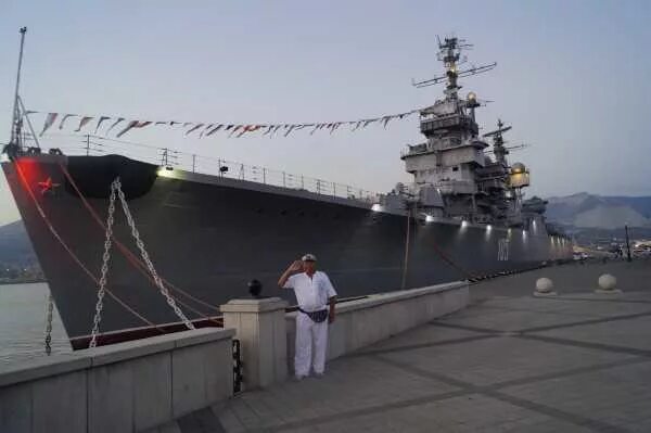 Крейсер михаил кутузов новороссийск. Крейсер михаил кутузов новороссийск. Крейсер кутузов в новороссийске. Корабль адмирал кутузов новороссийск. Новороссийск корабль музей михаил кутузов.