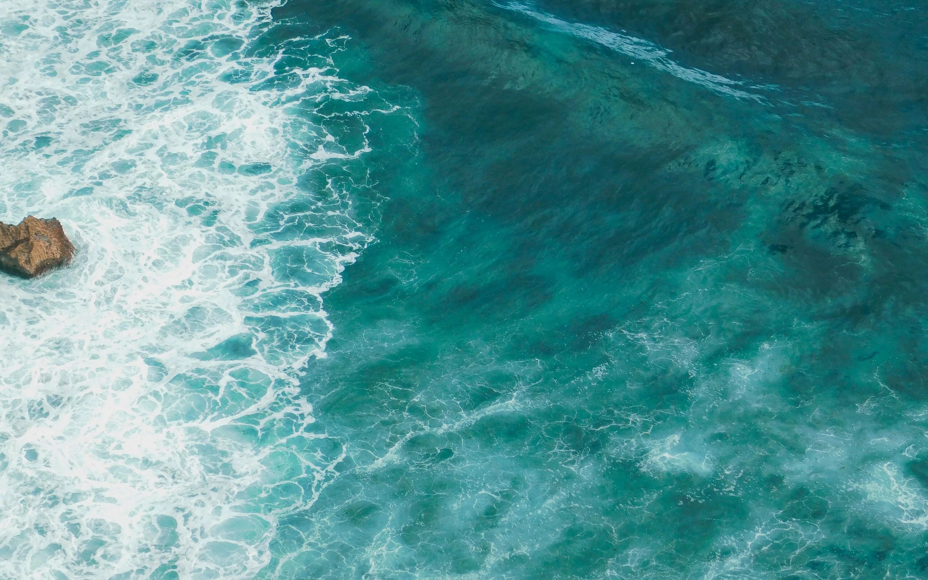 Бирюзовое море. Море вид сверху. Бирюзовый океан. Море бирюзового цвета. Обои на телефон волна